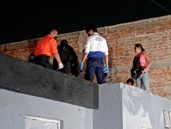 El sujeto se subió a una azotea para resguardarse / Vicente Torres Alfaro