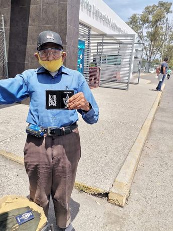 Don Eduardo solía vender portacredenciales afuera de CU BUAP, convirtiéndose en un personaje querido por la comunidad universitaria / Cortesía