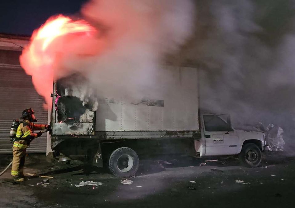 Los oficiales de la Policía de Monterrey realizaban el acordonamiento del camión que fue incendiado en el lugar. | Leyda Estrada