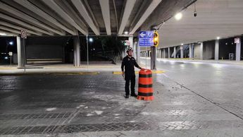 Las autoridades abanderaron el sitio donde se desprendió el techo de la Macroplaza. | Marcela Cuevas