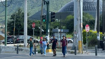 Alumnos de la UANL pasan gran parte de su día en jornadas largas em traslados.| Especial