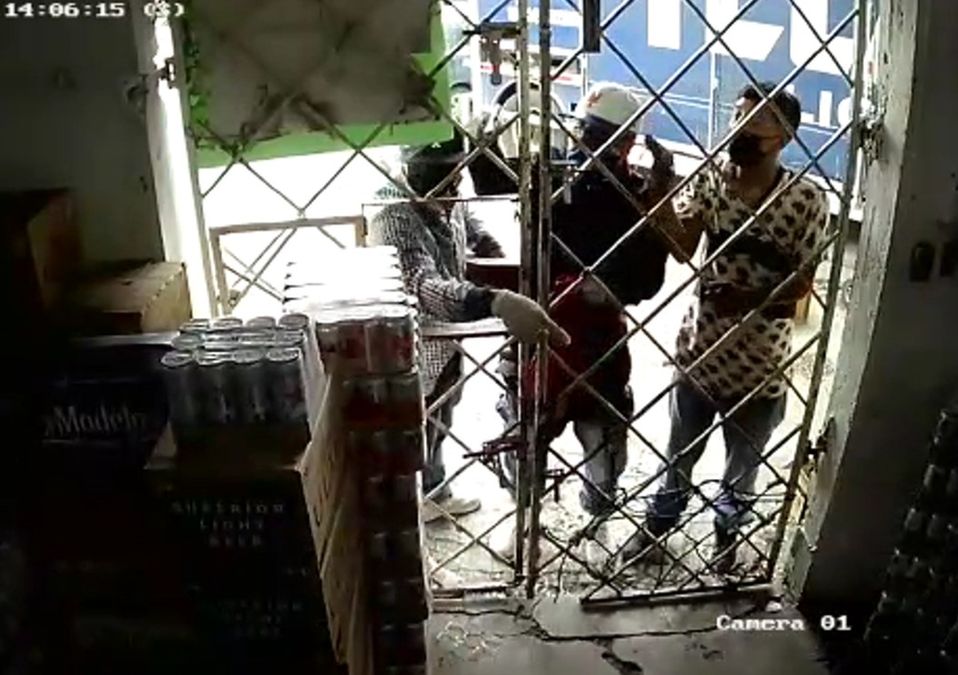 Delincuentes armados disparan y asaltan depósito en colonia San Bernabé en Monterrey / Cortesía