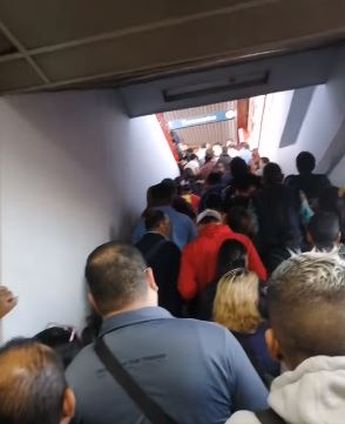 Decenas de personas buscando subir a los andenes del Metro. | Cortesía