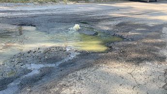 Fuga de aguas negras afuera de jardín de niños en Apodaca. | Ángel Mercado