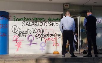 Cortina pintada y afectaciones tras la marcha 8M en Guadalajara / Pablo Núñez