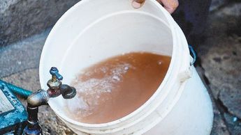 Secretaría de Salud pide no consumir agua con mal olor o color en el AMG | Redes Sociales