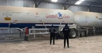 Los vehículos asegurados tenían prácticamente todo listo para iniciar la venta del hidrocarburo ilegal / Cortesía