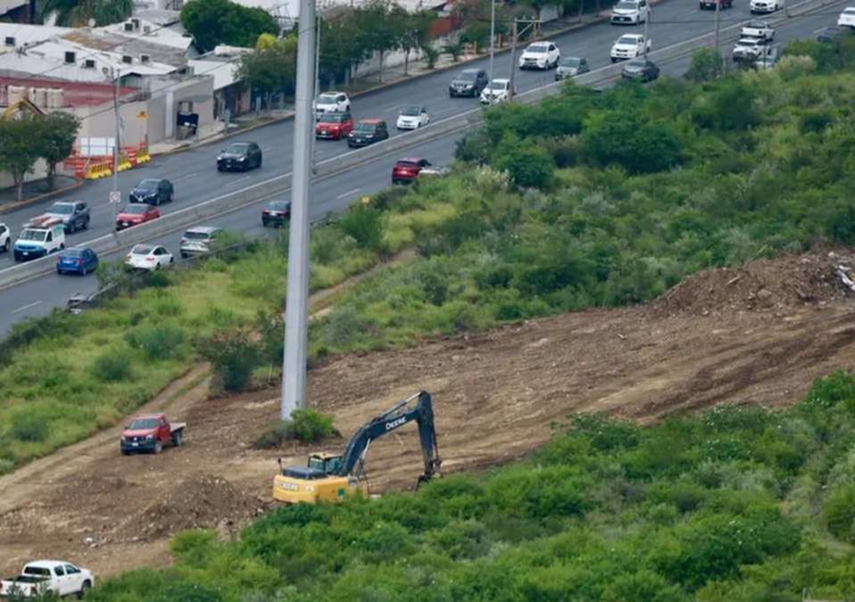 El municipio de San Pedro Garza García hace el trabajo simultáneo de zanjas y las lumbreras. | Roberto Alanís
