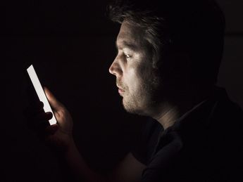 Espiar en el celular de una pareja es una forma de violencia