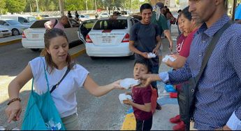 Ciudadana ayudando con comida a migrantes. | Antonio López