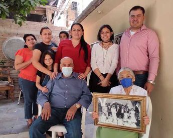 Doña María y don Isidro junto a su familia