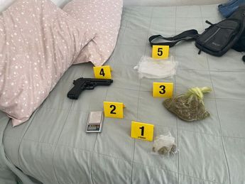 Drogas y armas aseguradas tras cateos. | Cortesía