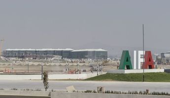 El mandatario pidió a sus homólogos aterrizar en el Aeropuerto de Santa Lucía como una señal de “amistad y diplomacia”.