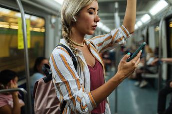 No sostengas el teléfono con la oreja, mejor utiliza audífonos/ Istock