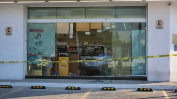 Así quedó la camioneta dentro de la farmacia / Juan Carlos Munguía
