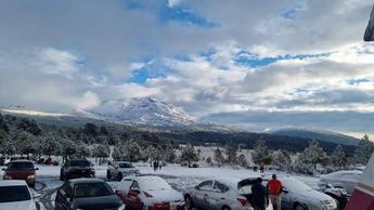 Se registró la caída de nieve en la zona alta del Iztaccíhuatl y Popocatépetl; también una capa de hielo cubrió las faldas de los volcanes. | Especial