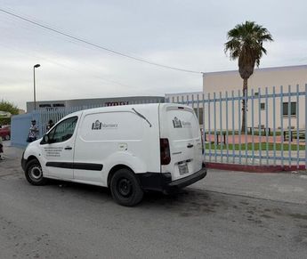 Durante la huida, el hombre cayó aparatosamente y sufrió diversos golpes, momento en el que fue asegurado por la policía.| Jesús Villegas