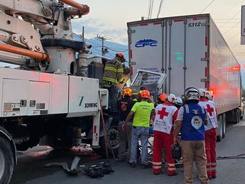 Un camión revolvedor provocó una carambola de vehículos en Monterrey. | Édgar Plata