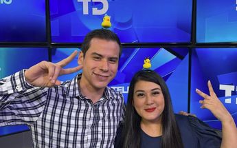 Reporteros de Telediario sorprenden con patito amarillo en cabeza | Especial