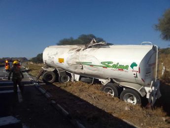 Vista más de cerca del tanque contenedor de gasolina que sufrió la volcadura | Telediario