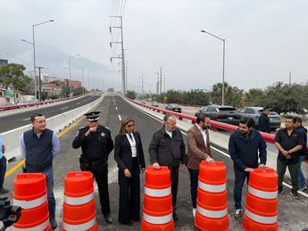 Funcionarios de San Pedro acompañaron al alcalde Mauricio Fernández en la reapertura del Puente Jiménez. | Víctor González