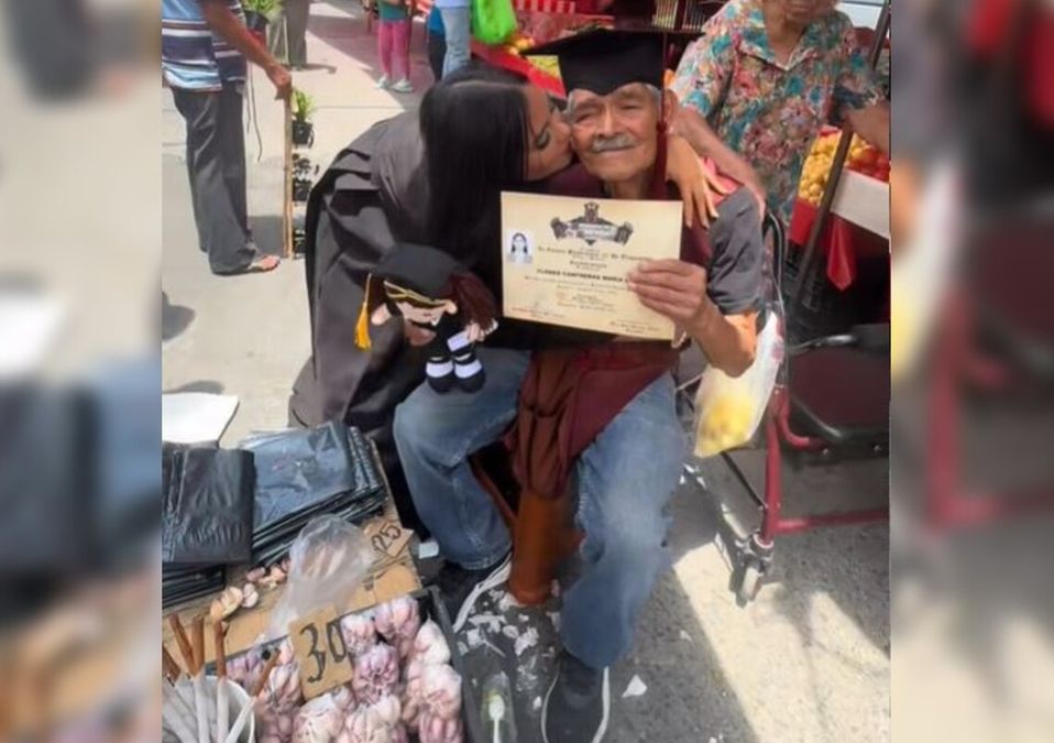 Joven coloca atuendo de graduación a su abuelo. | TikTok: mariflores.24
