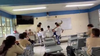En el video de Tiktok se muestra a estudiantes de la secundaria de Chapala pateando al hijo de Alma en el suelo | Gloria Reza