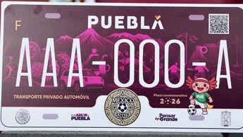 Las nuevas placas conmemorativas del Mundial 2026 en Puebla presentan un diseño tricolor con los logos oficiales | Gobierno de Puebla