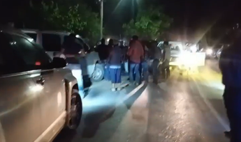 De acuerdo con testigos, alrededor de 30 personas participaron en la riña.