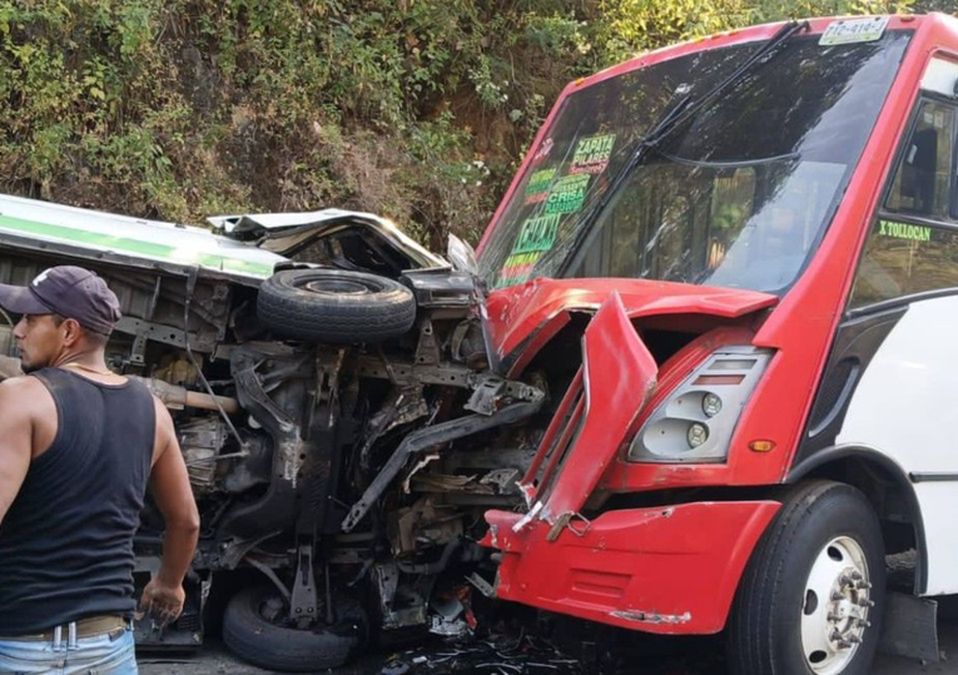 Tras el choque entre un autobús y una camioneta turística, se registró una afectación vehicular de un kilómetro | Mario C. Rodríguez