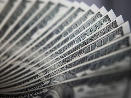 El precio del dólar varía todos los días. | Freepik