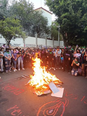 Contingente separatista enciende una fogata | Josefina Ruiz