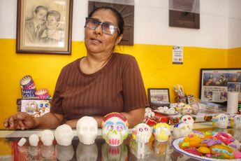 Cecilia muestra la variedad de calaveritas de azúcar que producen / Melanie Torres