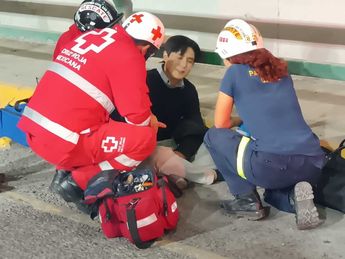 Andrés Kim Jim, de 23 años fue trasladado a un hospital por elementos de la Cruz Roja. | Israel Santacruz