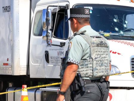 Peritos de la Fiscalía General del Estado realizan las diligencias de levantamiento de cadáver en el KM 162 de la autopista / Jesús Zavala