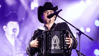 Alfredo Olivas llegará al Palenque de la Feria de Arandas el 10 de enero de 2026 con su música | Foto: Especial