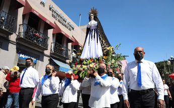 Un contingente de mujeres carga la imagen de la Virgen de la Soledad | Agencia Es Imagen