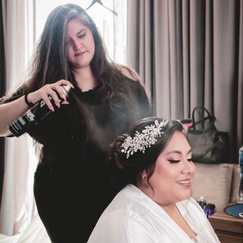 Evelyn Trujillo en su faceta con estilista y maquillista. | Cortesía