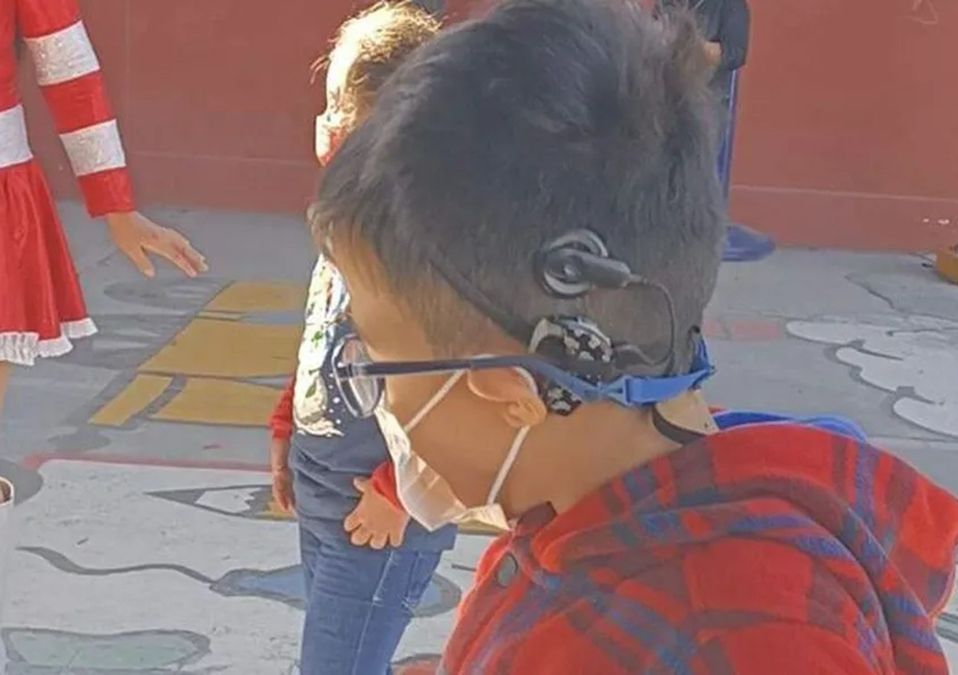 Roban aparato auditivo de niño de 8 años en Cumbres; papá pide ayuda para recuperarlo