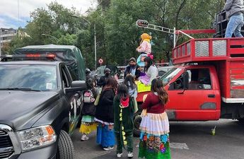 Camioneta en que triquis llevaban su equipo de sonido y que fue remolcada por la SSC/ Ramón Ramírez