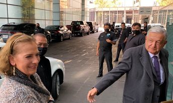 AMLO y Beatriz Gutiérrez Muller llegan a comida por su cumpleaños. / Pedro Domínguez