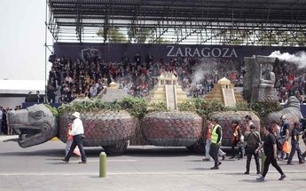 Quetzalcóatl, representó las raíces del pueblo mexicano, el carro alegórico que abrió el desfile en 2018 | Es Imagen