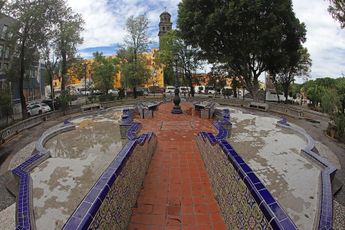 Fuente de los Leones ni siquiera funciona pese a hallarse junto al monumento de la Fundación de Puebla / Melanie Torres
