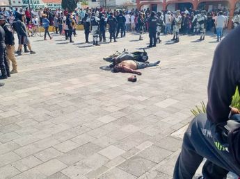 El hombre fue arrastrado, golpeado y quemado hasta la muerte en la explanada de San Miguel Xochitecatitla / Agencia Es Imagen