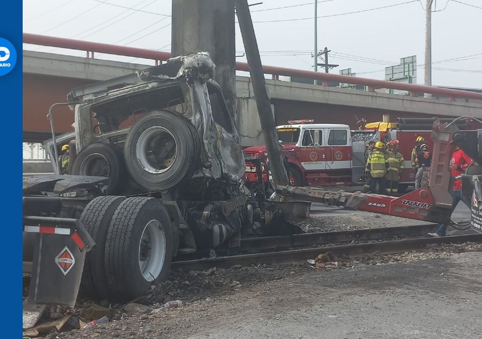 Tractocamión se incendia tras chocar contra tren en avenida Ruiz Cortines. | José Luis Marroquín
