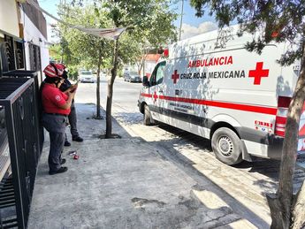 Paramédicos de la Cruz Roja atendieron el hecho al norte de Monterrey. | Agustín Martínez