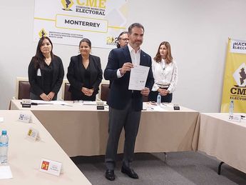 Adrián de la Garza recibe constancia de mayoría como alcalde electo de Monterrey. | Leyda Estrada