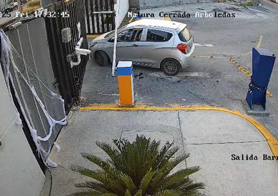 En el lugar una de las vecinas de la colonia no respetó la plumilla de acceso y derribó el portón de la entrada. | Especial