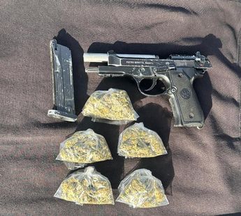 Arma y droga encontrada en posesión del menor de edad. | Cortesía