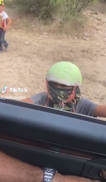 Un conductor grabó a un grupo de niños jugando a recrear un retén